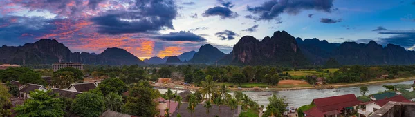 Paisaje vista panorámica al atardecer en Vang Vieng, Laos . — Foto de Stock