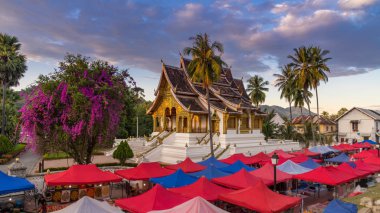Luang Prabang, Laos 'taki gece hediyelik eşya pazarı..
