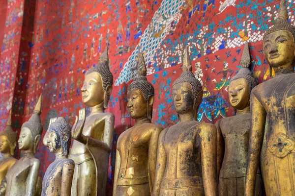 Sochy Buddhy ve Wat Xieng Thong v Luang Prabang, Laos. — Stock fotografie