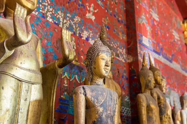 Boeddhabeelden in Wat Xieng Thong in Luang Prabang, Laos. — Stockfoto