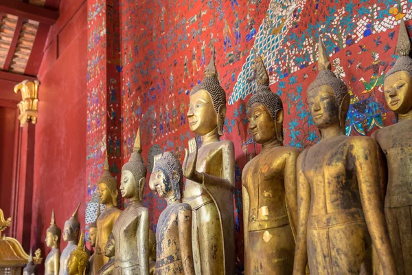 Boeddhabeelden in Wat Xieng Thong in Luang Prabang, Laos. — Stockfoto