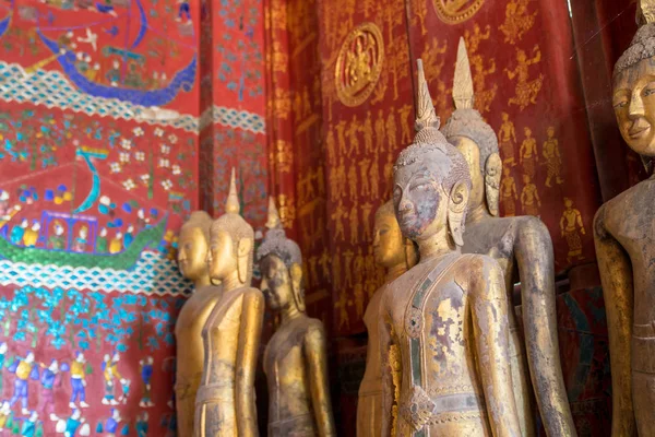 Boeddhabeelden in Wat Xieng Thong in Luang Prabang, Laos. — Stockfoto