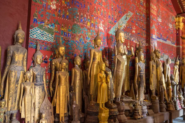 Boeddhabeelden in Wat Xieng Thong in Luang Prabang, Laos. — Stockfoto