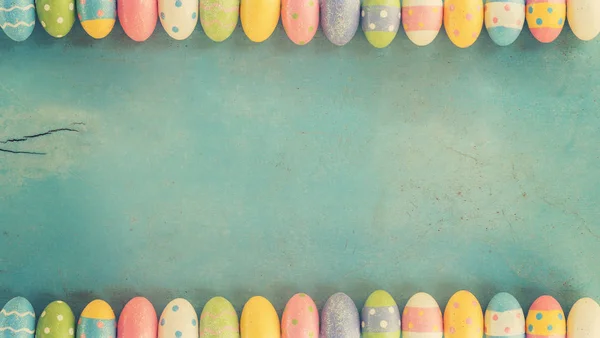 Colorful easter eggs on wooden pastel color background with spac — Stock Photo, Image