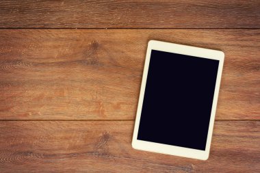 Te yeri olan ahşap masa arka plan boş Tablet bilgisayarda