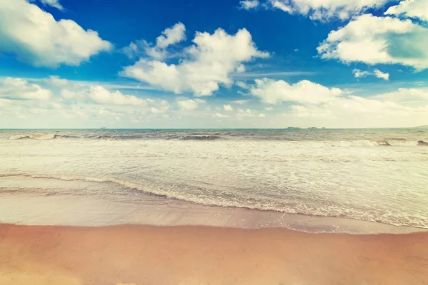 Παραλία ή ακτή του στυλ vintage χρώμα σε τροπικές περιοχές στη θάλασσα. — Φωτογραφία Αρχείου