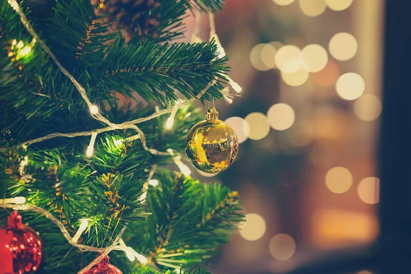 Nahaufnahme einer Weihnachtskugel, die am Weihnachtsbaum hängt. — Stockfoto