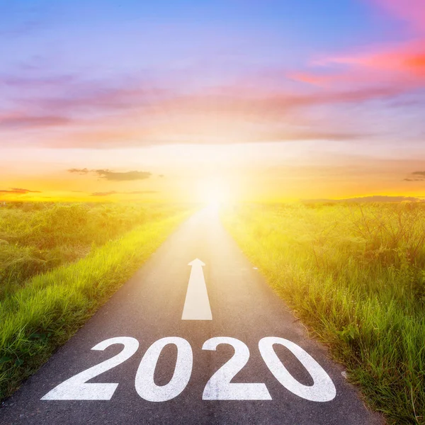 Boş asfalt yol ve yeni yıl 2020 kavramı. Bir boştan sürüş — Stok fotoğraf