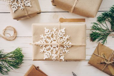 Hediye kutusunun en üst görüntüsü ve Noel kartı ahşap masada Xma 'lı.