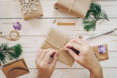 El ele tutuşup hediye paketini ahşap masaya koyun.