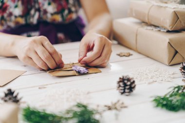 El ele tutuşup hediye paketi ve yılbaşı kartı alın.