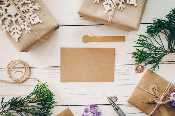 Bovenaanzicht van lege kerstkaart op houten tafel met kerstdecor — Stockfoto