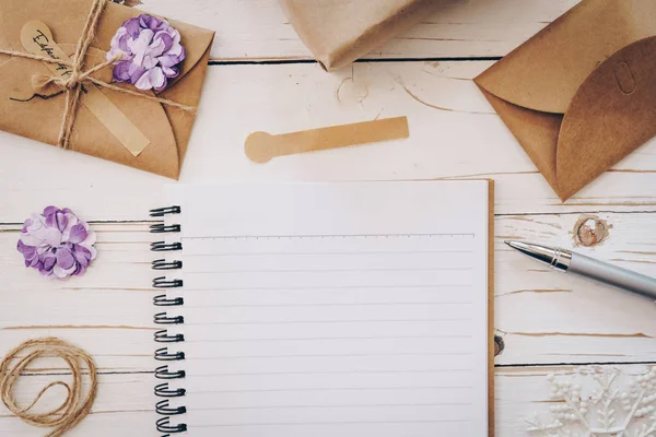 Top view of empty note pad and christmas card on wooden table wi — Stock Photo, Image