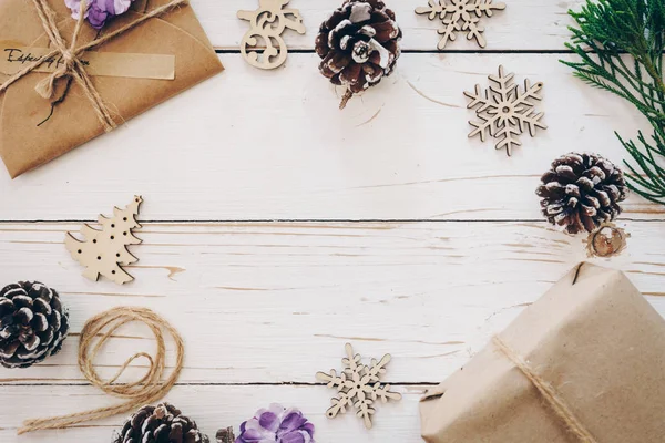 Bovenaanzicht van geschenkdoos en kerstkaart op houten tafel met xma — Stockfoto