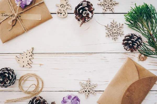 Bovenaanzicht van geschenkdoos en kerstkaart op houten tafel met xma — Stockfoto