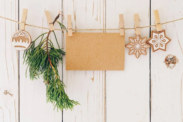 Close-up van kerst decoratie en blanco papier kaart opknoping op — Stockfoto