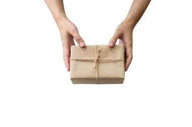 Beyaz arkaplandaki hediye kutusunu kırpma ile ayır 