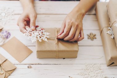 El ele tutuşup hediye paketini ahşap masaya koyun.