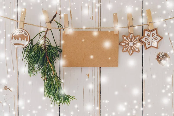 Nahaufnahme von Weihnachtsdekoration und leerer Papierkarte mit Schnee — Stockfoto