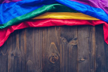 Kahverengi ahşap masada gökkuşağı bayrağı veya Lgbt bayrağı