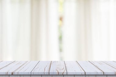 Bulanık beyaz pencere arkaplanındaki boş tahta masa. Prodüksiyon için