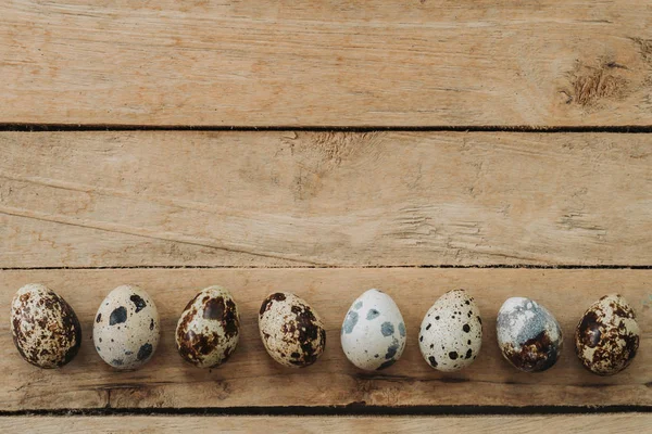 Oeufs Pâques sur table en bois et fond avec espace de copie — Photo