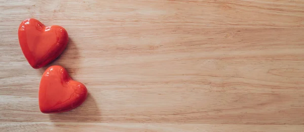 Vista superior corazón rojo sobre fondo de tabla de madera con espacio de copia . — Foto de Stock