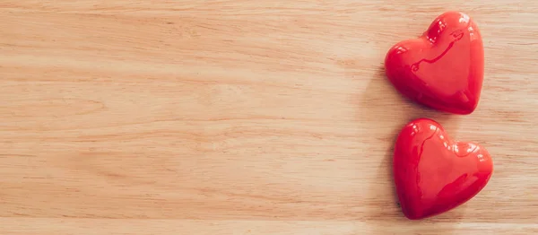 Vista superior corazón rojo sobre fondo de tabla de madera con espacio de copia . — Foto de Stock