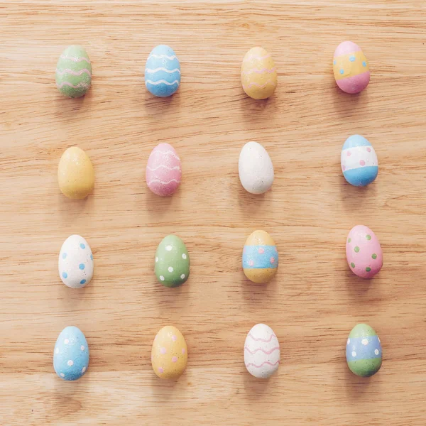 Oeufs de Pâques colorés sur fond de table en bois avec ton vintage — Photo