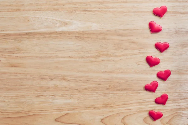 Vista superior corazón rojo sobre fondo de tabla de madera con espacio de copia . — Foto de Stock