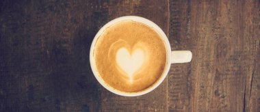 Panorama shot Latte sanat kahve ahşap masa üzerinde