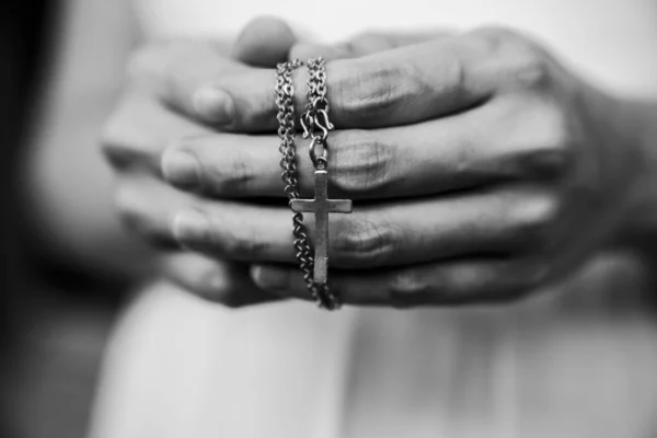 Noir et blanc des mains de la femme priant tenant un chapelet wi chapelet — Photo