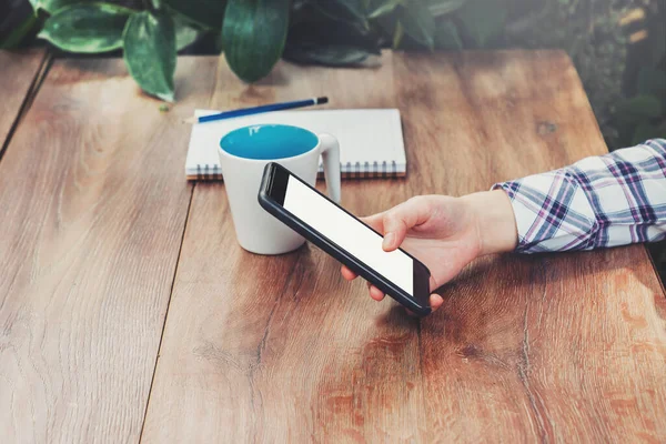 Kvinna Hand Med Hjälp Telefon Trä Bord — Stockfoto