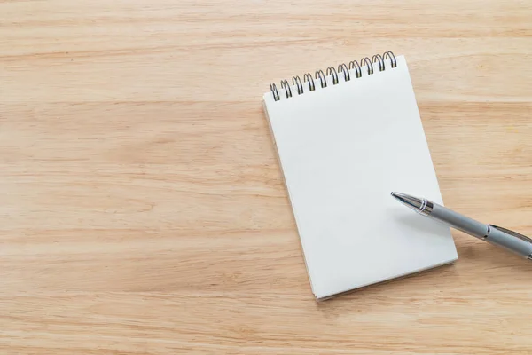 Bovenaanzicht Van Blanco Notitieboekje Met Pen Natuurlijk Licht Houten Tafel — Stockfoto