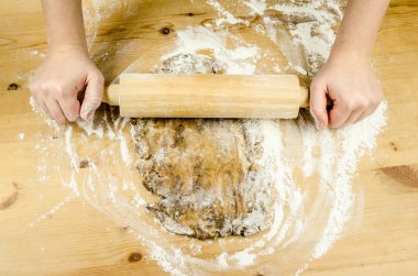 Şef'in elinde oklava ile pişirme ayrıntılarını