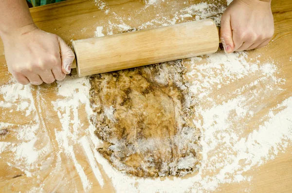 Detalhes das mãos do chef assar com rolo de pino — Fotografia de Stock