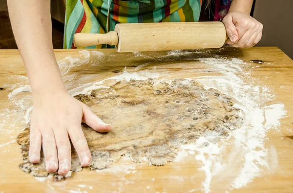 Chef con grembiule colorato cottura utilizzando mattarello — Foto Stock
