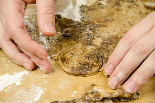 Dettaglio di mani cottura pan di zenzero di Natale — Foto Stock