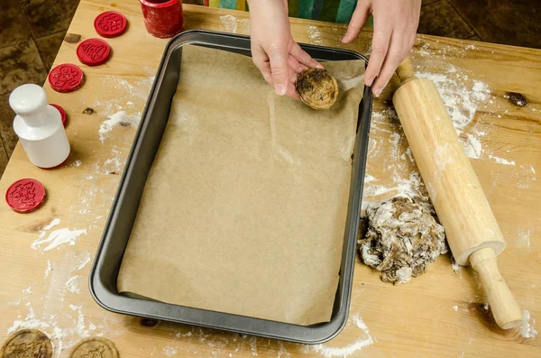 Chef mettendo pan di zenzero sulla teglia — Foto Stock