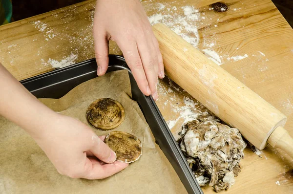 Pan di zenzero sulla teglia, mani di chef — Foto Stock