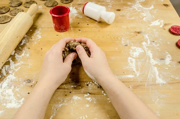 Chef preparare pan di zenzero di Natale — Foto Stock