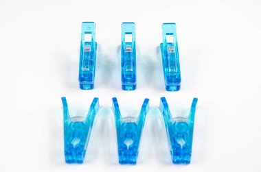 beyaz zemin üzerine mavi clothespin