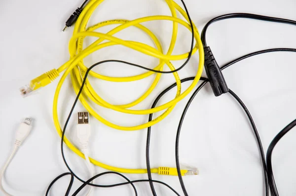 Kusza vezetékek és kábelek az otthoni elektronikus — Stock Fotó