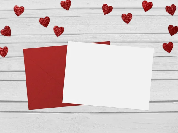 Valentin-nap, vagy esküvő makett jelenet piros borítékot, üres kártya, csillogó papírt szív konfetti és fa háttér. Üres hely a szöveg. Szemközti nézet. — Stock Fotó