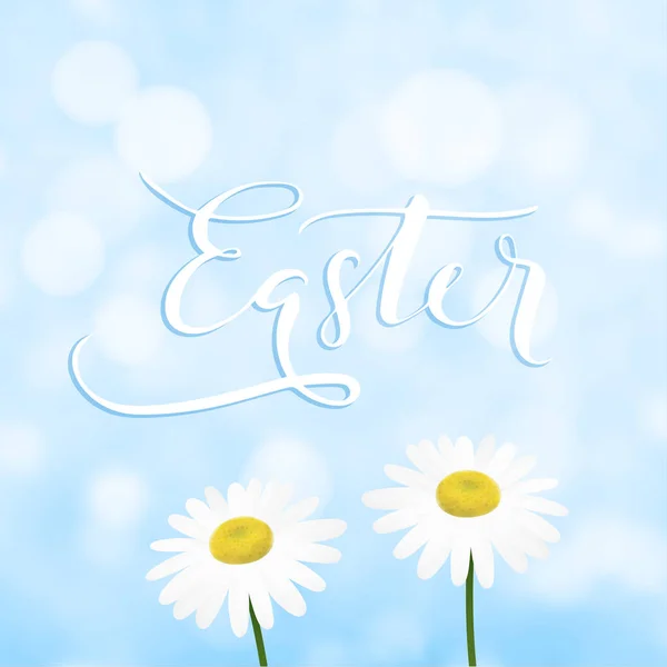 Happy Easter karty okolicznościowe, zaproszenia z odręcznie tekstu, daisy i marguerite kwiaty i błękitne niebo. Nowoczesny niewyraźne tło wiosna z bokeh świateł. Ilustracje wektorowe. — Wektor stockowy
