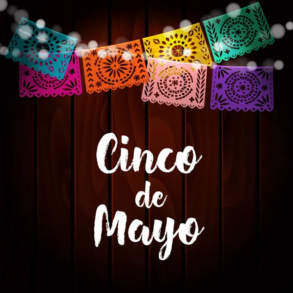 Mexická Cinco de Mayo blahopřání, pozvánky. Party dekorace string světla, ruční řez papírové vlajky. Staré dřevěné pozadí. Vektorové ilustrace. — Stockový vektor