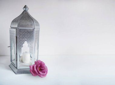 Dekoratif gümüş Arapça fener masanın üzerine gül çiçek ile. Tebrik kartı, Müslüman topluluk kutsal ay Ramazan Kareem için davet. Boş alan bir sürü ile şenlikli arka plan.