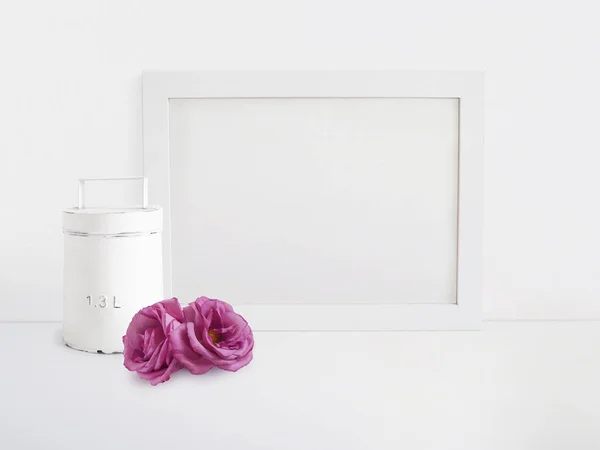 Mockup bianco in legno bianco con vecchi fiori di latta e rosa sul tavolo. Poster design del prodotto. Fotografia femminile stock in stile. Arredo casa . — Foto Stock