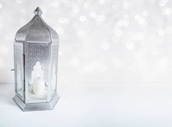Prydnads silver arabiska lykta på bordet med glittrande bokeh ljusen. Gratulationskort för muslimska gemenskapen heliga månaden Ramadan Kareem. Festlig suddig bakgrund med en massa tomt utrymme. — Stockfoto