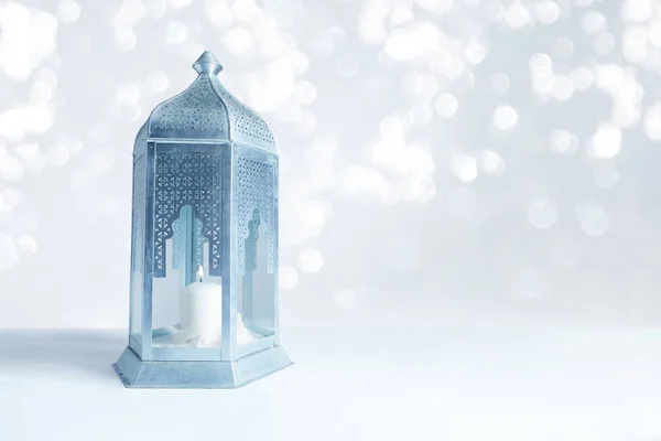 Díszes ezüst és kék Arab lámpa csillogó bokeh fények az asztalon. A muszlim Közösség szent hónapja Ramadan Kareem üdvözlőlap. Ünnepi elmosódott háttér egy csomó üres hely. — Stock Fotó